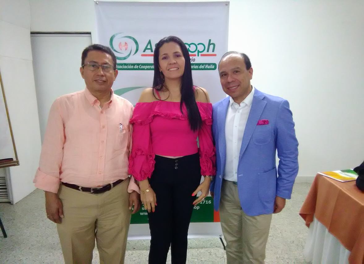 Pedro Reyes; Yina Soled Cubillos, gerente de Coopeaipe; y Alfonso Brijaldo Flechas, director general del Grupo TKNova.